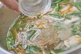 チキンボーンブロスで具だくさんの春雨スープの作り方6