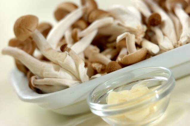 鶏とシメジのポン酢バター炒めの作り方の手順3