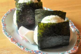 梅酢とゴマのサッパリおにぎり