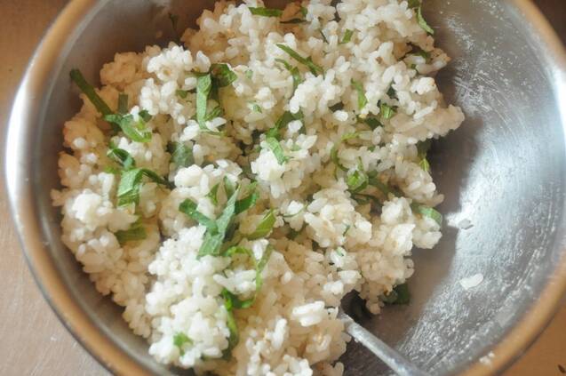 梅酢とゴマのサッパリおにぎりの作り方の手順2