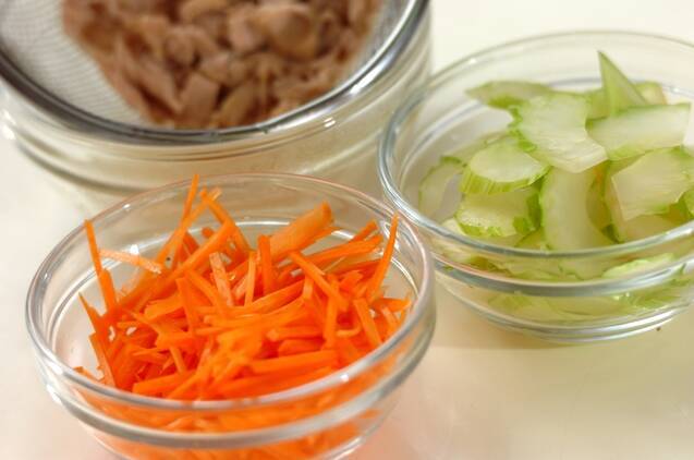 ツナとセロリのカレーマヨサラダの作り方の手順1