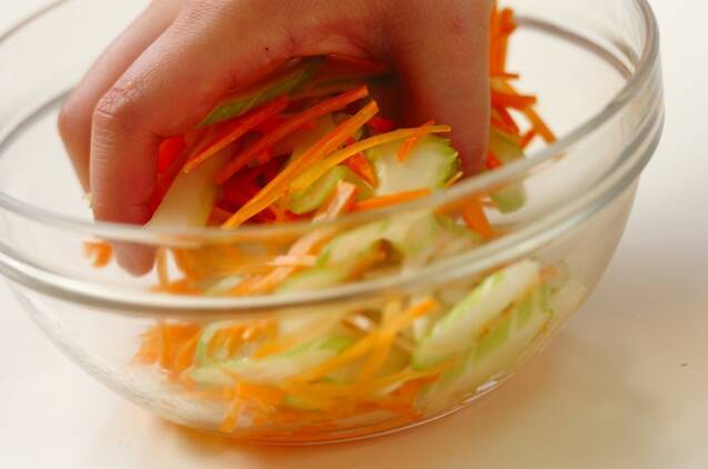 ツナとセロリのカレーマヨサラダの作り方の手順2