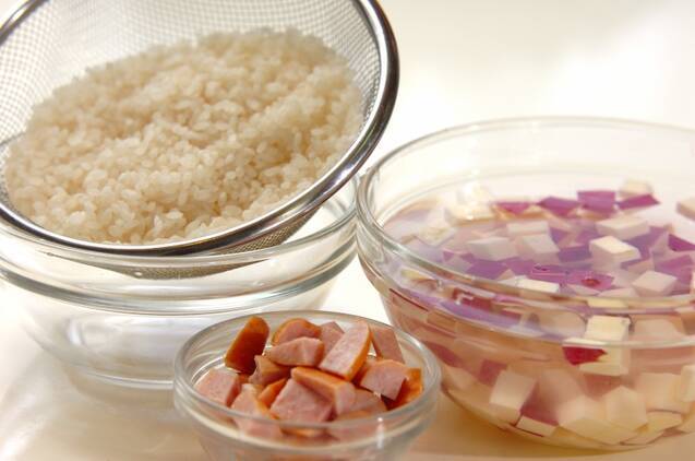 ソーセージ入りサツマイモご飯の作り方の手順1