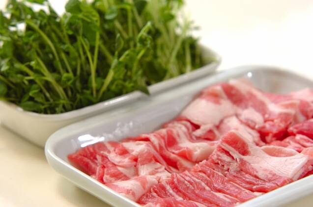 豚バラ肉と豆苗の炒め物の作り方の手順1