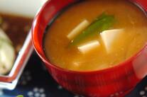キヌサヤと豆腐のみそ汁