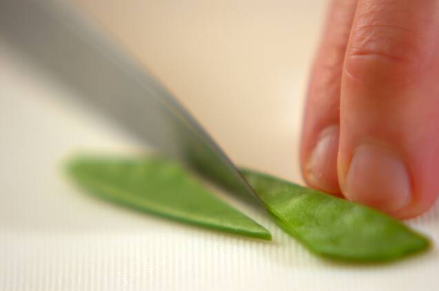 キヌサヤと豆腐のみそ汁の作り方の手順1