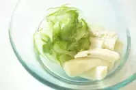 キュウリと油揚げの出汁浸し