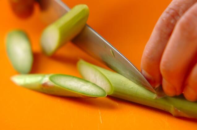 ベーコンと春野菜のスープスパゲティーの作り方の手順1