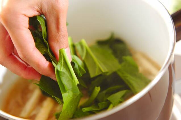 ホウレン草と玉ネギのみそ汁の作り方の手順6