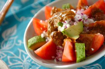 トマトとアボカドのゴマダレサラダ