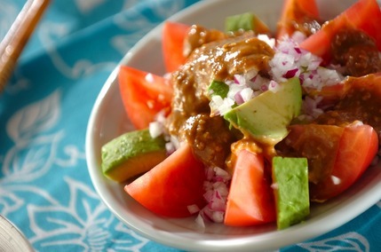 トマトとアボカドのゴマダレサラダ