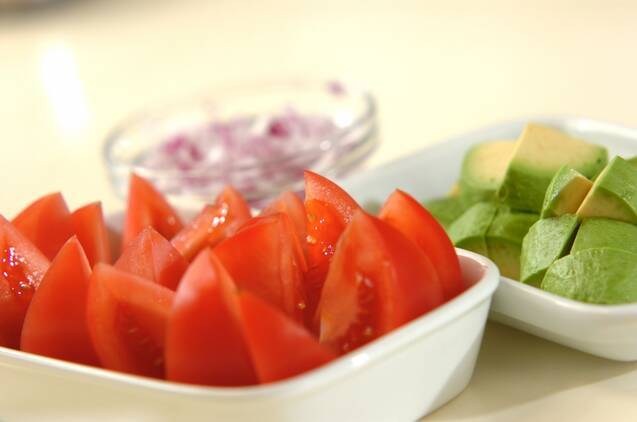 トマトとアボカドのゴマダレサラダの作り方の手順1
