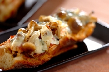 キノコとブルーチーズのタルティーヌ