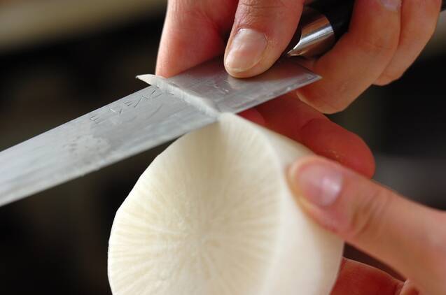 大根と丁字麩の煮物の作り方の手順1