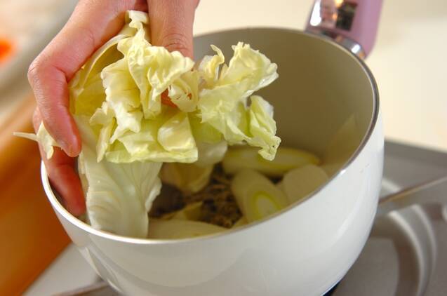 キャベツとジャコの蒸し煮の作り方の手順2