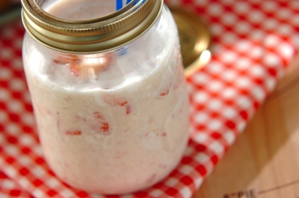 メイソンジャーに入った、いちごとバナナのスムージー