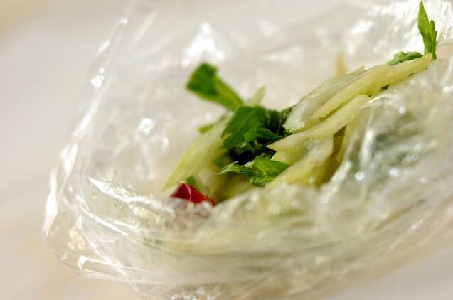 セロリの浅漬けの作り方の手順2