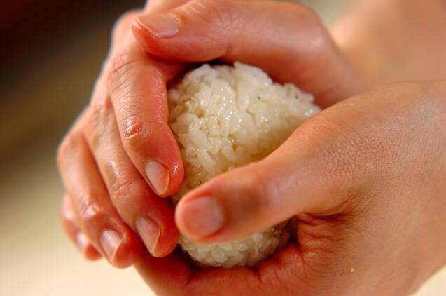 ジャコのオイルおにぎりの作り方の手順1