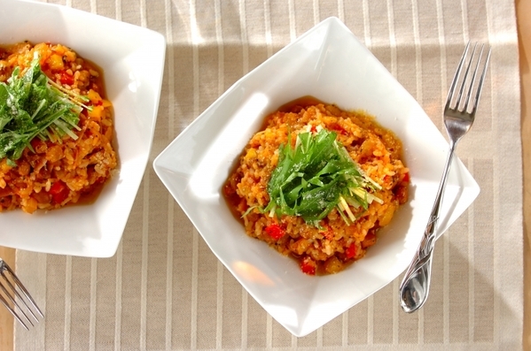 白いお皿に盛られた大豆のトマトリゾット