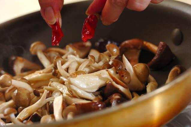 キノコのペペロンチーノの作り方の手順3