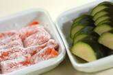 鮭とズッキーニのみそマヨ和えの下準備1
