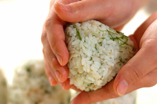 レパートリー増える！おにぎり ジャコと大葉 by山下 和美さんの作り方の手順3