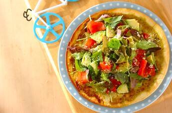 アボカドとサーモンのサラダピザ