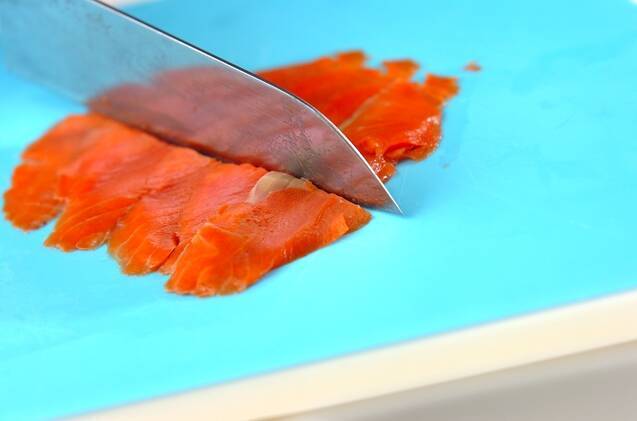 アボカドとサーモンのサラダピザの作り方の手順2