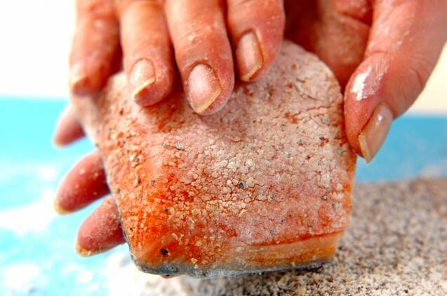 鮭のハーブムニエルの作り方の手順2