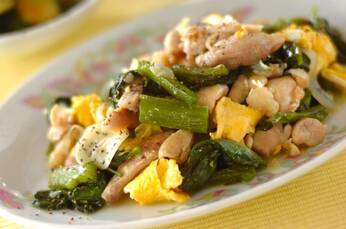 鶏肉とツルムラサキの卵炒め