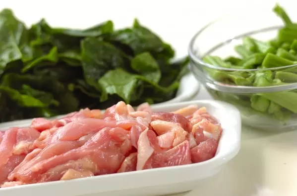 鶏肉とツルムラサキの卵炒めの下準備1