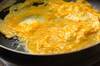 鶏肉とツルムラサキの卵炒めの作り方の手順3