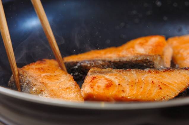 サーモンとホウレン草のクリーム・ソースの作り方の手順1