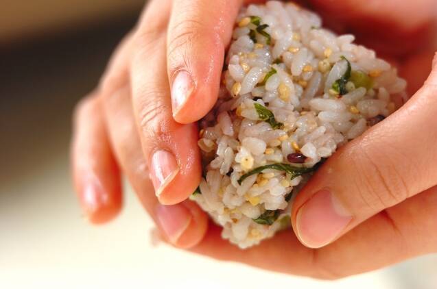 野沢菜の雑穀おにぎりの作り方の手順3