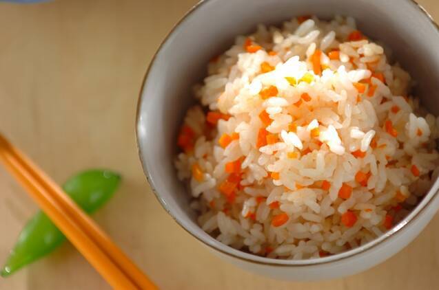 お椀に盛った人参の炊き込みごはん
