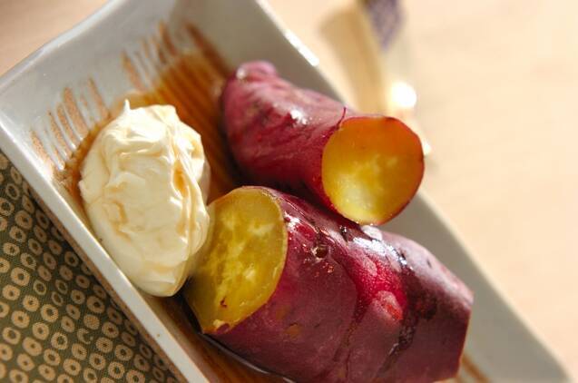 皿に盛りつけられたさつまいものメープルチーズ添え