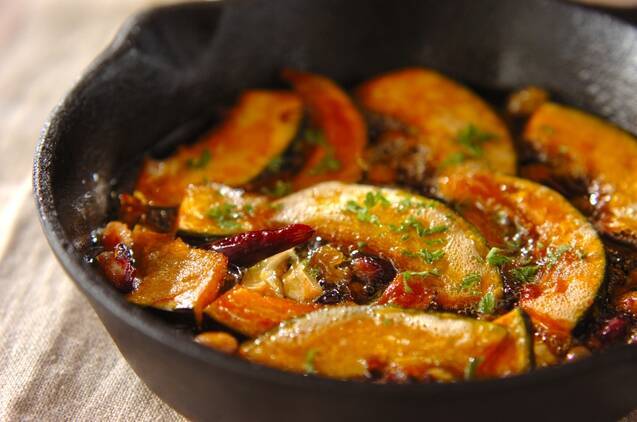 スキレットに盛られたかぼちゃとミックスビーンズのアヒージョ