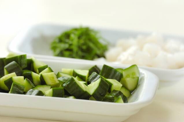 キュウリ入りイカ納豆の作り方の手順1