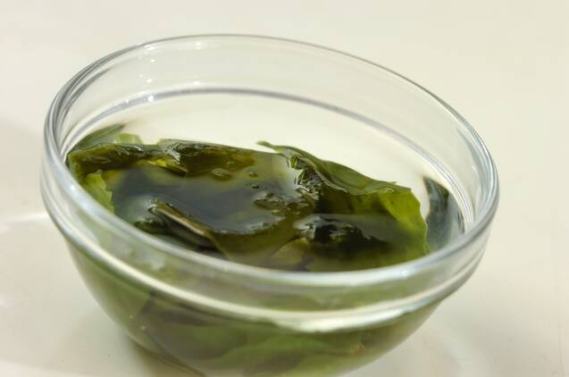 レタスとワカメの酢の物の作り方の手順1