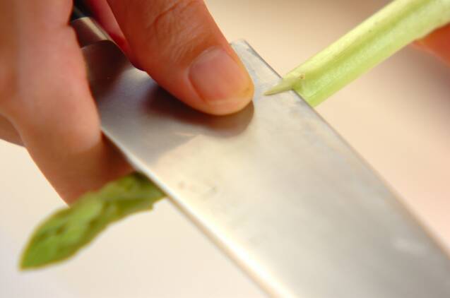 アスパラと天かすのみそ汁の作り方の手順1