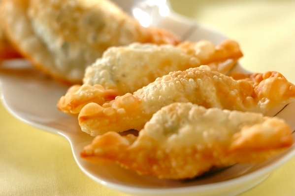 白いプレートに盛り付けられたクリームチーズのサクサク揚げ