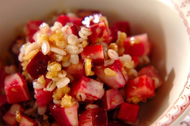 白い器に盛り付けた赤かぶと押し麦のマリネサラダ