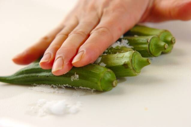 オクラとプチトマトのワサビじょうゆ和えの作り方の手順1