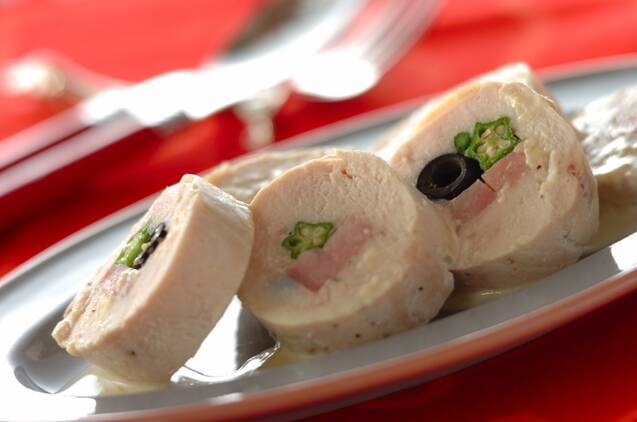 プレートの上にスライスしてのせられたロールチキン