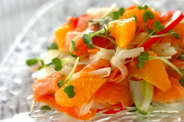 ガラスの皿に盛られたサーモンのオレンジマリネ