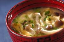 シメジと油揚げのみそ汁