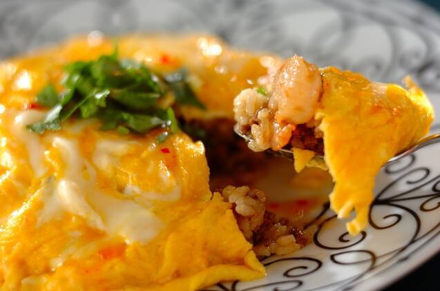 チリソースのかかった海老入りエスニック風オムライス