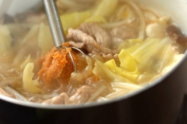 包丁を使わずできる！具だくさん豚汁の作り方の手順4