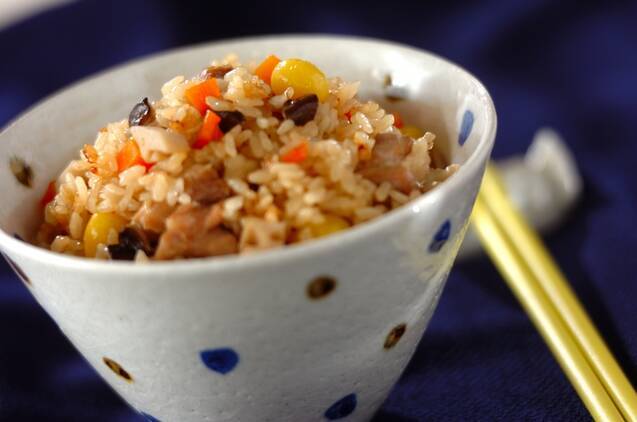 「鶏肉の五目炊き込みご飯」基本レシピ＆四季の食材で作るアレンジ5選の画像