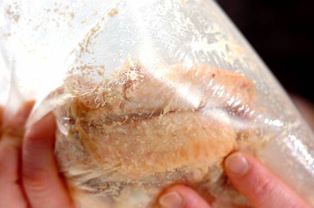 鶏手羽中のピリ辛ガーリック焼きの作り方の手順2